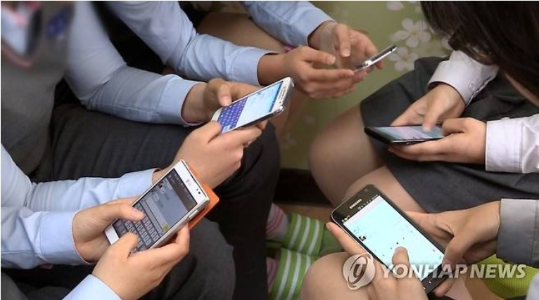 [사이테크+] “소셜미디어 일찍 시작한 아이들, 학업 성과 더 낮았다”